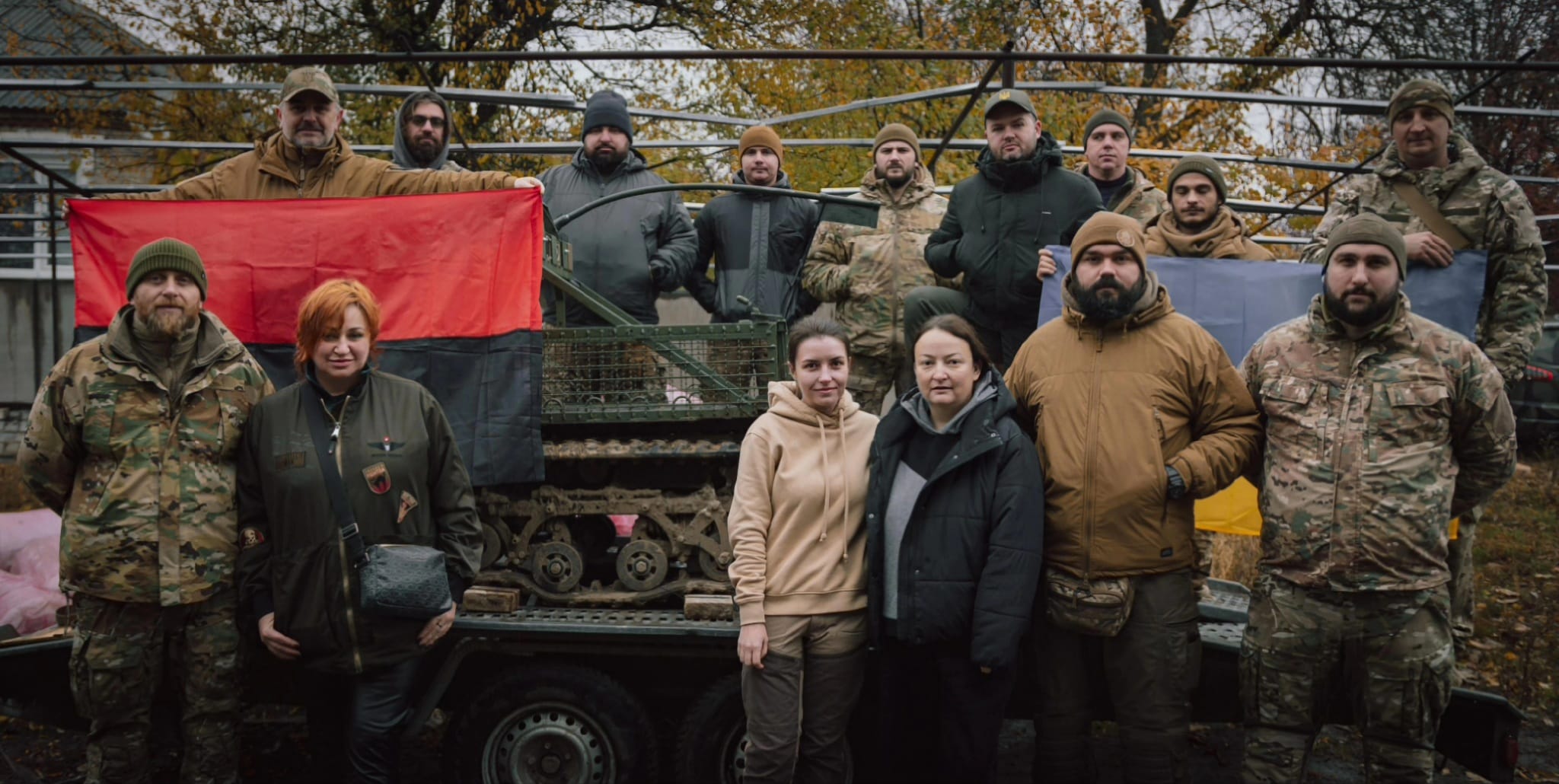 Спільне фото волонтерів фонду та бійців біля переданої техніки
